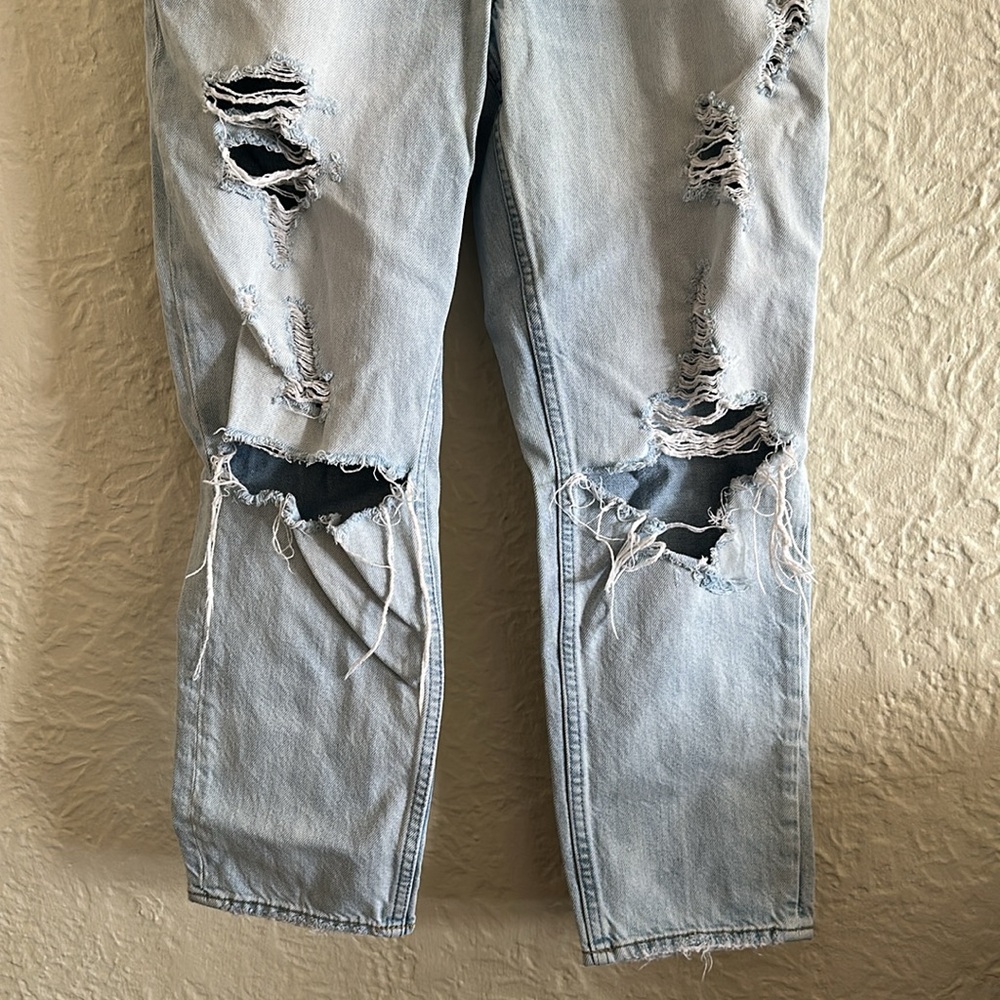 Abercrombie and Fitch Annie Girlfriend Light Wash Distressed Ripped Jeans SHORT - Picture 3 of 8
